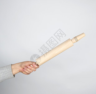 手握木制滚动针女士灰色身体用具白色女孩烹饪擀面杖职业女性背景图片