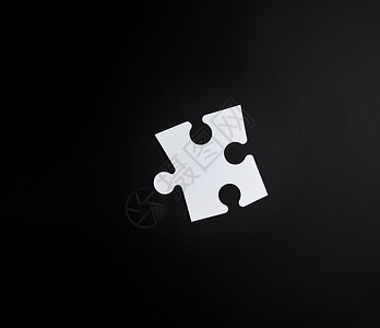 黑色背景上的白色大拼图空白玩具战略游戏闲暇合作职员孩子挑战商业背景图片