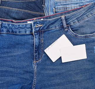 蓝色牛仔裤上的空白纸卡帆布价格卡片棉布靛青口袋牛仔布材料服装衣服背景图片