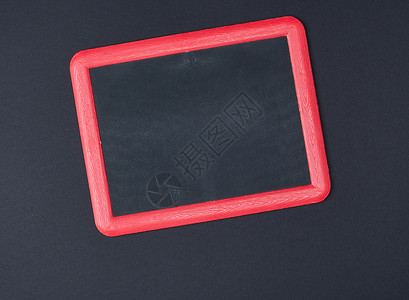 黑色背景的红框中的空粉笔板背景图片