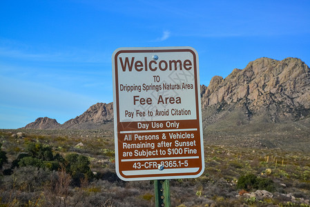 Welcome新墨西哥州山地景观背景上的“WELCOME至自然区”字样信息符号背景