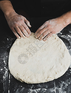 男人的手为做比萨饼 敲打一整块面粉面包营养厨房厨师木板食物小麦糕点烹饪桌子背景图片