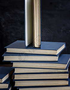堆叠各种书 在顶端打开书黑色图书馆教育课堂书店科学知识团体黄色白色背景图片