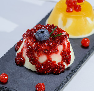 蓝莓果冻蛋糕加草莓果酱的甜甜点帕纳科塔棉花覆盆子白色甜点红色糖浆美食食物蛋糕奶油背景