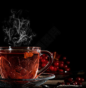 在透明杯子里的热生茶水果液体药品玻璃荚蒾预防桌子浆果飞碟饮料背景图片