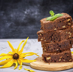 烤面包方形巧克力蛋糕馅饼可可棕色烹饪薄荷食物核桃黑色甜点营养桌子背景图片