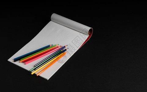 相册和彩色铅笔专辑彩虹办公室爱好草图作品团体绘画大学学习背景图片