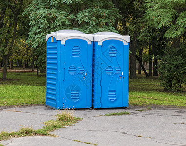 移动厕所生物厕所的两个蓝色隔间背景