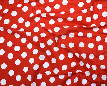 红色圆点圆形带白色圆点的皱巴巴的红布背景