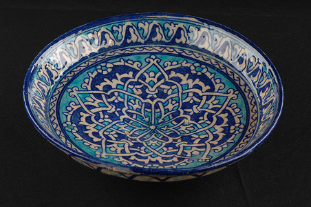 黑色陶瓷东方仿古陶瓷盘文化制品蓝色纺织品手工艺术古董陶器市场历史背景