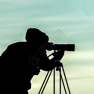 摄影室外拍摄时的摄影师肖像旅行镜片天空照片相机爱好男性男人背景图片