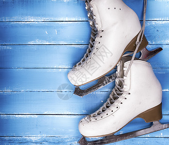 一双白皮滑冰鞋 用于花样滑冰背景图片
