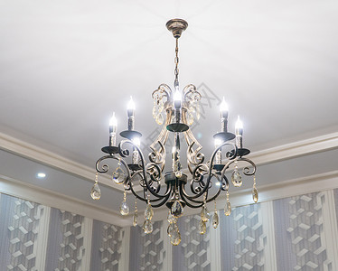 天花板上的吊灯奢华蜡烛水晶墙纸金属房间古董风格建筑学灯泡背景图片