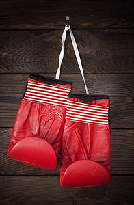 一对旧式拳击手套棕色健身房竞争盒子红色运动斗争指甲拳击手运动装背景图片