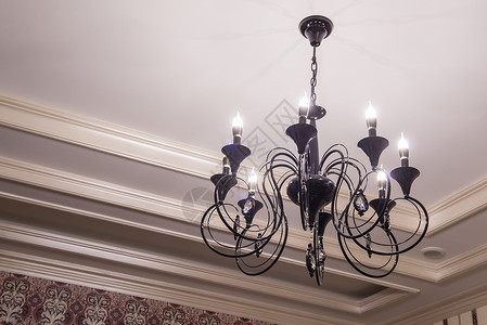 天花板上的吊灯金属风格奢华照明艺术蜡烛灯泡装饰水晶墙纸背景图片