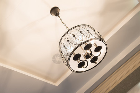 天花板上的吊灯风格装饰玻璃灯泡金属房间奢华照明椭圆形石膏背景图片