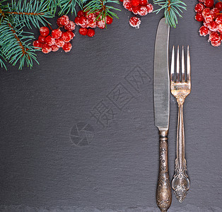 旧铁叉和刀用具浆果食物金属空间刀具风格厨房云杉黑色背景图片