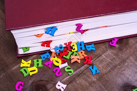 英文字母的多彩字母数 多色蓝色字体红色知识棕色粉色桌子背景图片
