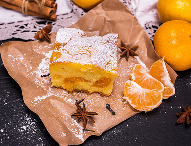 方圆饼蛋糕糕点水果桌子粉状橙子小吃美食营养圆形背景图片