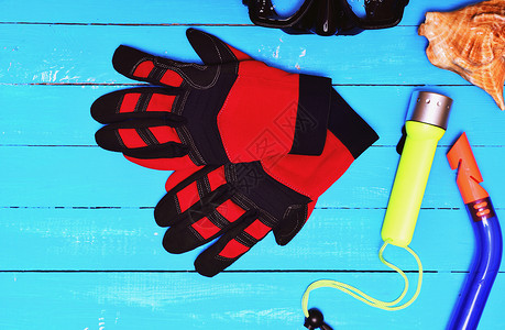 与其他运动设备一起潜水的红色手套;高清图片