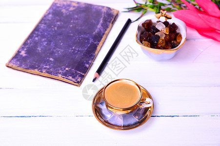 白色木制表面的浓咖啡咖啡背景图片