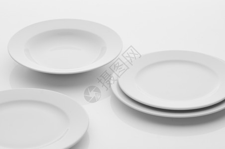 厨房和餐厅用具 餐盘白色空白餐具阴影圆形陶器制品厨具团体陶瓷背景图片