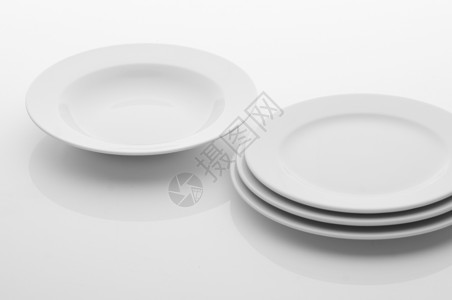 厨房和餐厅用具 餐盘白色阴影制品陶器厨具餐具盘子用餐圆形空白背景图片