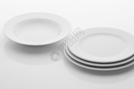 厨房和餐厅用具 餐盘白色盘子用餐团体圆形空白餐具厨具浅色阴影背景图片
