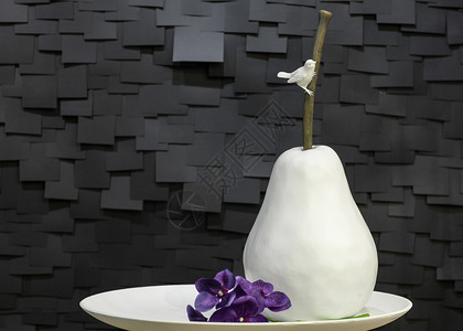 瓷制人造梨装饰创造力石头床单风格紫色黑色工匠白色画报背景图片