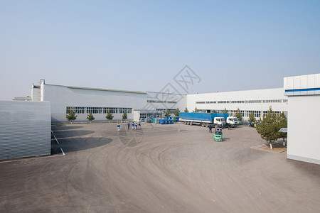 A 工厂的一般看法白色盒子工人全景机库工业蓝色卡车建筑学职场背景图片