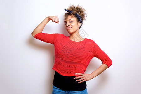 柔凉的年轻黑女人 伸展双臂肌肉背景图片