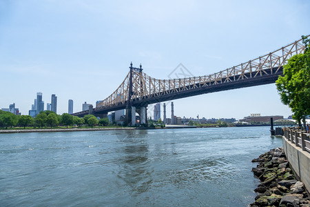 皇后波罗大桥和皇后美国纽约建筑工业天空蓝色背景图片