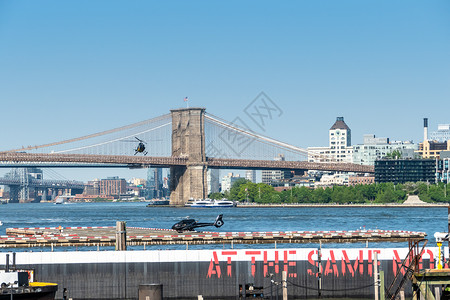史公桥纽约市中心的直升机飞行机航班背景