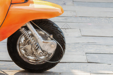 木地板上的前轮摩托车背景图片
