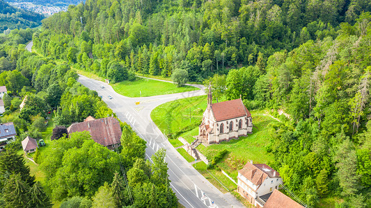 赖希豪森的圣乌尔里希教堂空中图像航班树木草地森林房屋基督宗教教会历史绿色背景