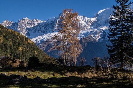 法国高山的秋冬和秋冬风景乡村山谷树木农村背景图片