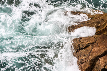 英国康沃尔郡非常崎岖的海岸石头力量海景运动碰撞悬崖泡沫冲浪海洋危险背景图片