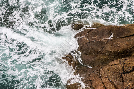 英国康沃尔郡非常崎岖的海岸冲浪海洋力量运动海景天线悬崖海浪岩石支撑背景图片