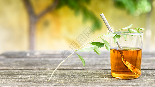 茶木板素材旧木木板上的花叶茶香料花草杯子玻璃树叶药物草本植物保健卫生草药背景
