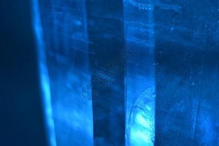 真冰场馆蓝色光柱中真冰的抽象照片形成良好的景观背景背景