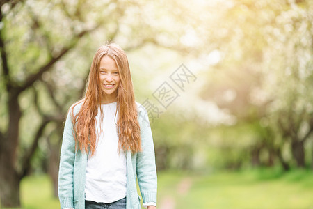 在公园里玩的笑笑小女孩季节跑步微笑童年孩子乐趣花园女孩假期喜悦图片