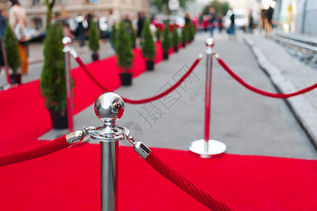 入口处的绳子屏障之间长长的红地毯节日绳索电影天鹅绒大厅魅力障碍庆典入口地毯背景图片