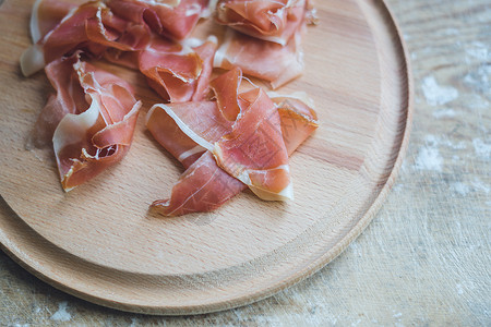 意大利农场木木背景的Jamon食物乳酪猪肉午餐草本植物熏肉美食剑纹木板桌子背景