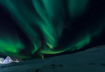 因努伊特人上空的北极村和北光绿浪风景北极光海浪城市亮度村庄天文学首都辉光山脉背景图片