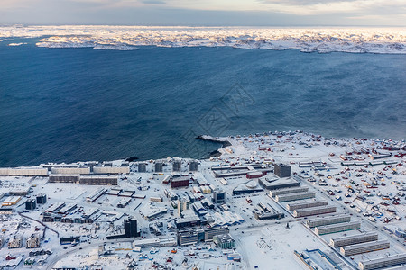 美化天线直观格陵兰首都峡湾和雪地街道的空中背景