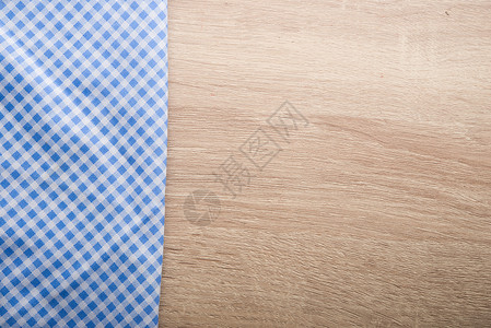 木制背景上的方格蓝色餐巾餐厅餐巾纸红色野餐美食厨房烹饪桌布纺织品木板背景图片