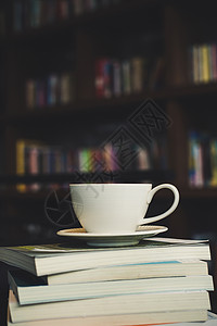 咖啡杯和一堆木桌上的书 教育概念生活咖啡图书杯子木头背景图片
