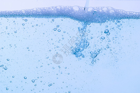 浅蓝色气泡和水白色背景口渴海浪空气液体波纹洗澡背景图片