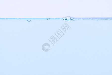 浅蓝色气泡和水白色背景波纹海浪洗澡液体空气口渴背景图片