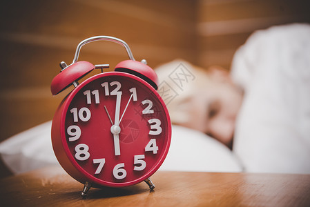 清晨的红色闹钟 醒来的时间去上班男人床头女性警报唤醒卧室枕头生活说谎白色背景图片